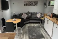 2-Bed Cabin Sleeps 4 -Small Pets Ok -Free Parking Hotel di Llannefydd