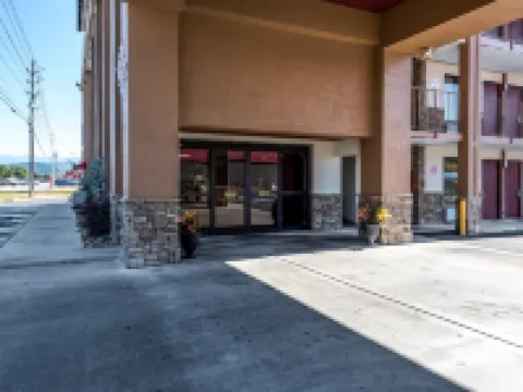 เรดรูฟ อินน์แอนด์สวีทส์ พิเจียนฟอร์จ - พาร์คเวย์ โรงแรมในพีเจียนฟอร์จ