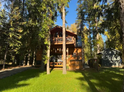 Cozy Lakeside Winter Cabin, Pet Friendly, Cedar Hot Tub with Moonrise Views