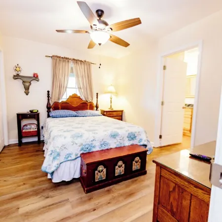 Bridgeview Bend - Charming 3-bedroom house with spacious yard and seasonal creek