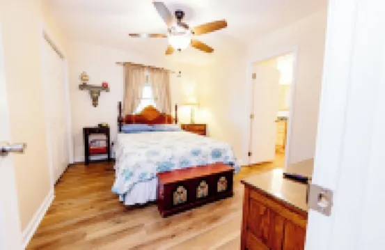 Bridgeview Bend - Charming 3-bedroom house with spacious yard and seasonal creek