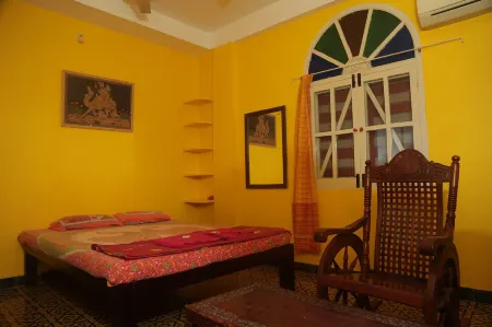 Holi-Wood Guesthouse Отели рядом с достопримечательностью «Pondicherry french city (White Town)»