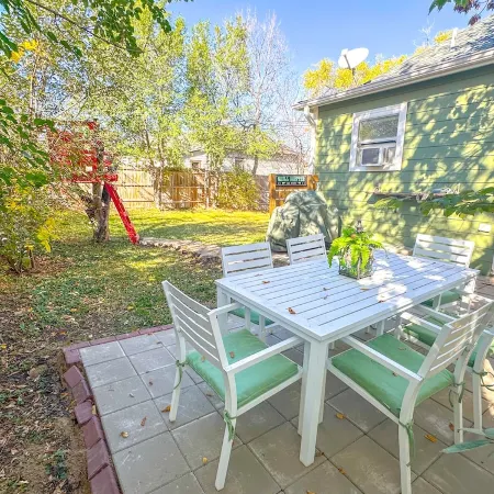 Charming Centennial Cottage-Downtown!