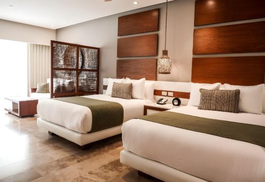 더 리프 28 호텔의 루프탑 수영장과 도시 전경