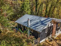 Farmhouse in private setting close to town Hotels in Saluda