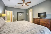 Family Home w/ Pool, BBQ & Fire Pit in Goodyear - Homestays