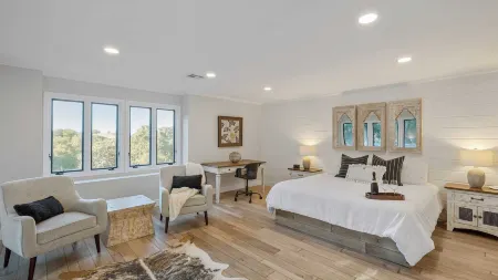 Hidden Oaks Farmhouse by AvantStay Hot Tub Deck