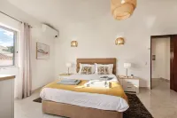 Old Village Area and Close to All Amenities, Overlooking Golf Course - جاكوزي