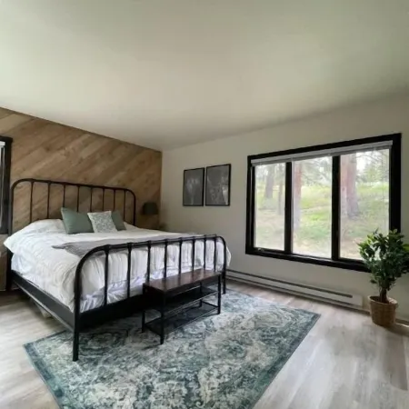 Clean modern farmhouse in Snowcreek with 4 minute walk to shuttle and preserve