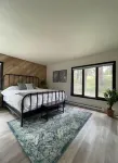 Clean modern farmhouse in Snowcreek with 4 minute walk to shuttle and preserve