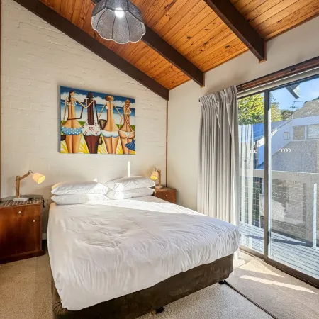 'Broulee Break' -2-Bed Beach House with Games Room Отели в г. Броли