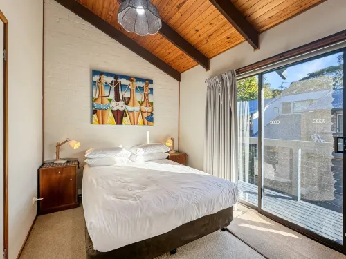 'Broulee Break' -2-Bed Beach House with Games Room
