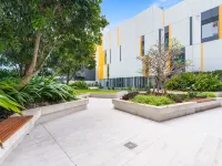 Chic 1 Bed Inner-City Retreat with Pool and Views