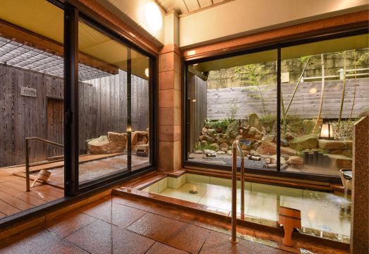 코키의 현대적인 로비나 객실 내부 사진