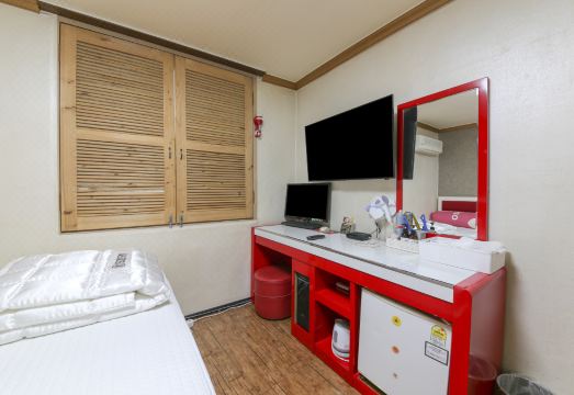 주차 시설 및 외관