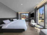 Gangneung (Jumunjin) Lucia Hotel ソンジュ図書館周辺のホテル