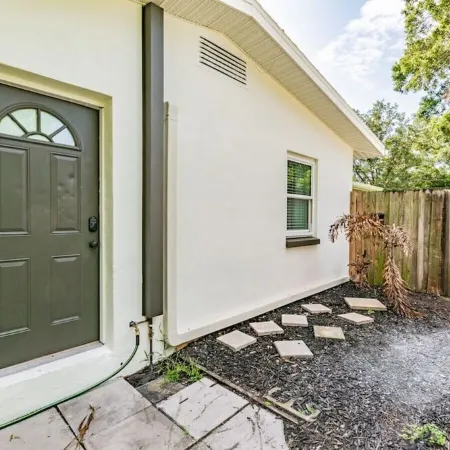 Perfect One-Bedroom- 10 Mins from Clearwater Beach