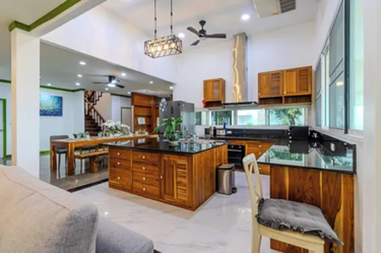 รูปภาพของบ้าน 4 ห้องนอนพร้อมสระว่ายน้ำ เหมาะสำหรับครอบครัว มีพื้นที่ปิ้งย่างบาร์บีคิว ใกล้ห้างสรรพสินค้า วี260