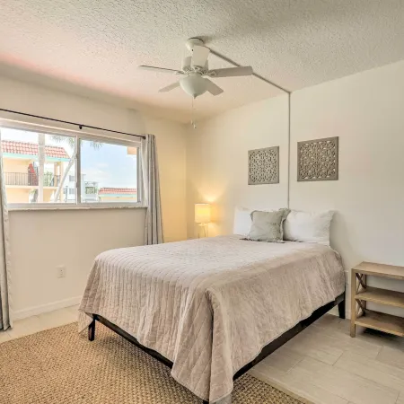 Walk to Crescent Beach: Condo w/ Pool Access