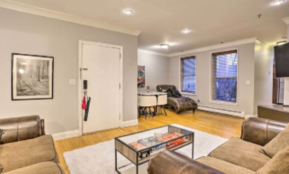 Couples World Cub Hub! Walk to Public Transit