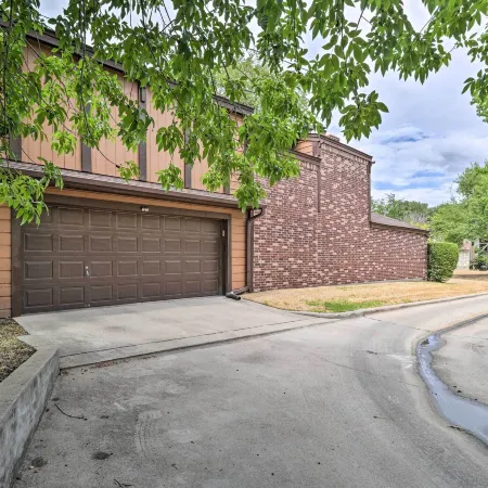 Bryan Home w/ Deck & Yard ~ 4 Mi to Texas A & M!