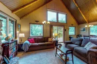 Deck & Mtn Views! Family A-frame Cabin Near Stream -  Privatzimmer