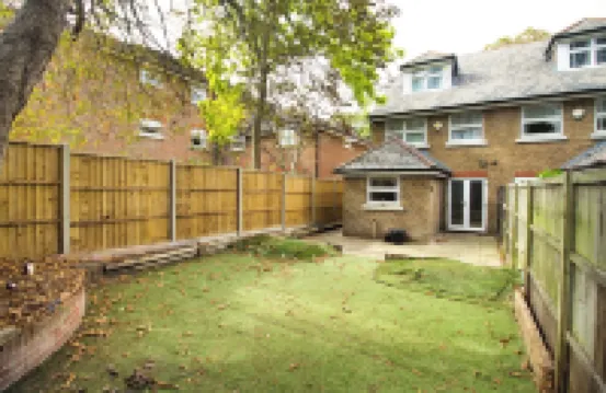 3 Bed Town House - Sleeps 5 - Ensuite - Off Street Parking - Pets Welcome - Wifi