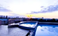 Grand Pacific Hotel - Pools