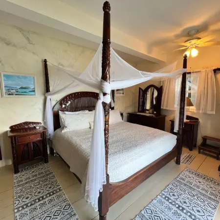 Artistically Designed Home with Huge Ocean Views, Small Dipping Pool and Hot Tub
