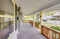 1 Mi to Akron Zoo: Ranch-style Home w/ Yard! - Homestays