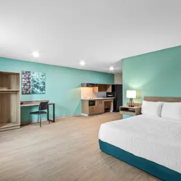 إكو سويتس إكستنديد ستاي باي ويندام فوينيكس بيوريا/جليندال Hotels near جيلا ريفر أرينا