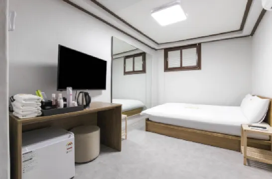 Q Motel 鄰近九老站的酒店