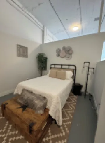 King Bed, Gym, Bike trail, Brewery on site! Hotel a 