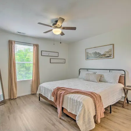 Cozy Branson Retreat w/ Balcony, 2 Mi to 76 Strip