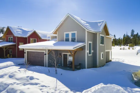 Stunning Mountain Escape with Hot Tub and Game Room - Elegant Retreat