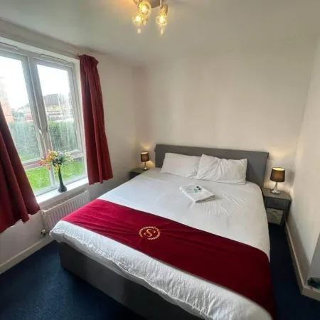 London - 2 Bed Flat - Sleeps 4 - Parking - Wifi