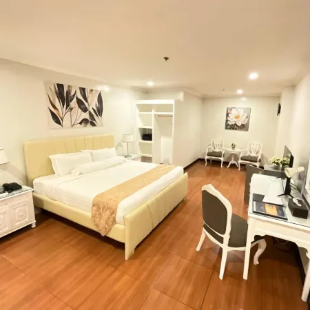 Crown Royale Hotel