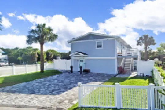 Sunny Upper Level 1 Block From 2 Beaches W/private Pool, High-speed Wi-fi