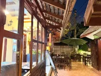 Chaluenxay Boutique Hotel Hotel berhampiran Wat Chom Phet