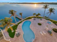 Bayview Balcony Condo, Hot tub & pool & Rum Bar! Hotels near Walter Fuller Complex