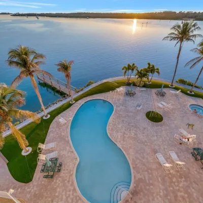 Bayview Balcony Condo, Hot tub & pool & Rum Bar! ウォルター・フラー・コンプレックス周辺のホテル