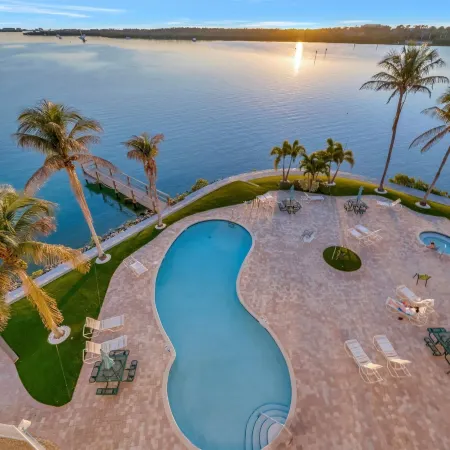 Bayview Balcony Condo, Hot tub & pool & Rum Bar!