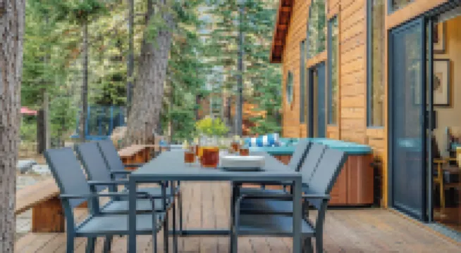 櫻桃木華麗小屋，被松樹環繞，配有熱水浴缸