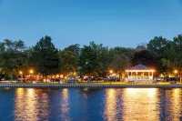Saugatuck Couples Waterfront Condo. Beach,Hike, Boat, Kayak, Outdoor Heated Pool