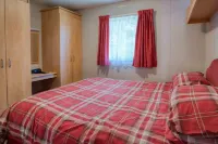 Hopkins Retreat - 3 Bedroom Caravan - Hot Tub - Homestays
