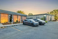 Riverside Hotel & Conference Center - parking