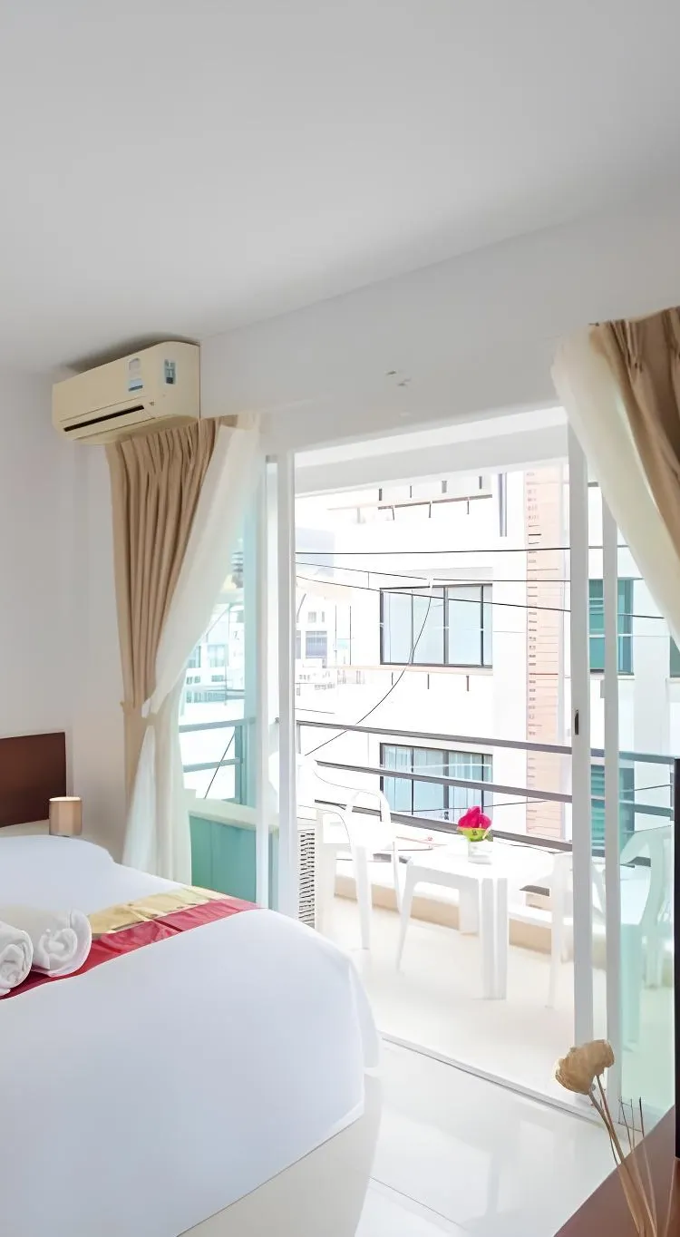 ห้องเตียงใหญ่ พร้อมระเบียง