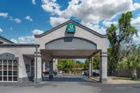 Quality Inn & Suites Near Panama City Beach - parking