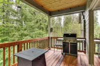 Walk to Park & Creekside Trails! Modern Sandy Home - 4-Star