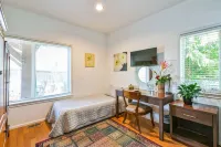 6 Bedrooms, Walking Distance to Airport - Kitchens
